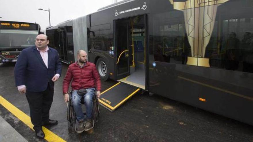 Agustín Iglesias Caunedo y Eduardo Llano Martínez, ayer, junto a uno de los nuevos autobuses.