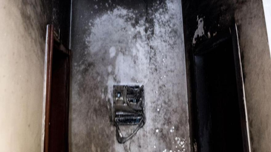 Les dues portes i el quadre elèctric afectats pel foc
