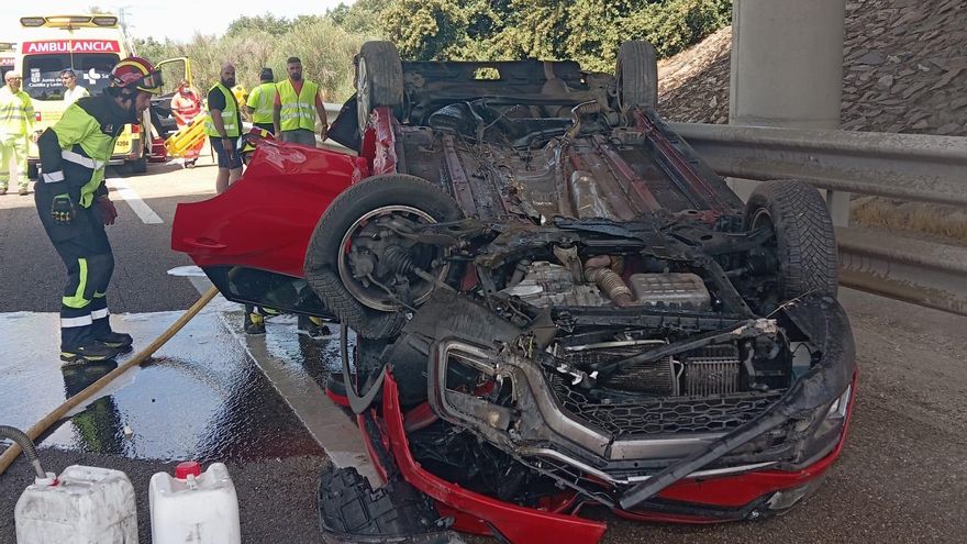 Los bomberos tratan de contener la fuga de combustible del turismo siniestrado en la A-52 en Mombuey.