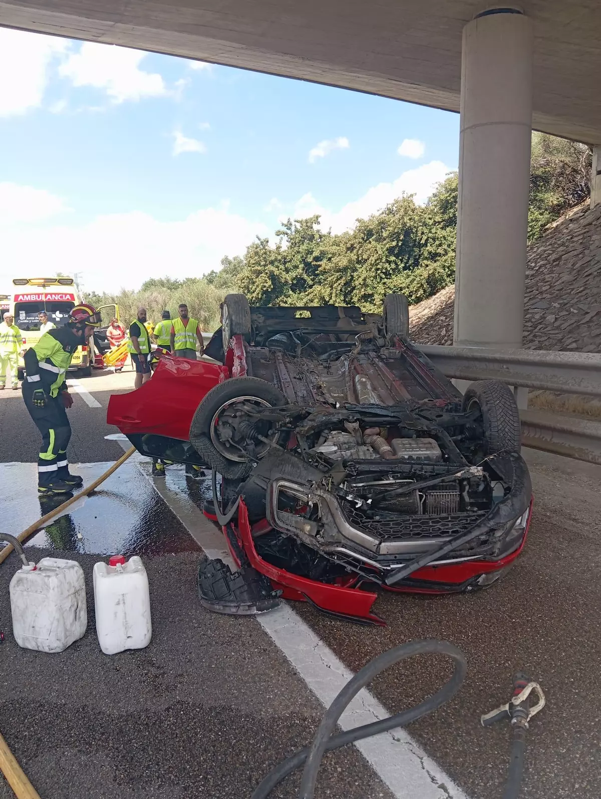 El vuelco de un turismo provoca una fuga de combustible en Mombuey