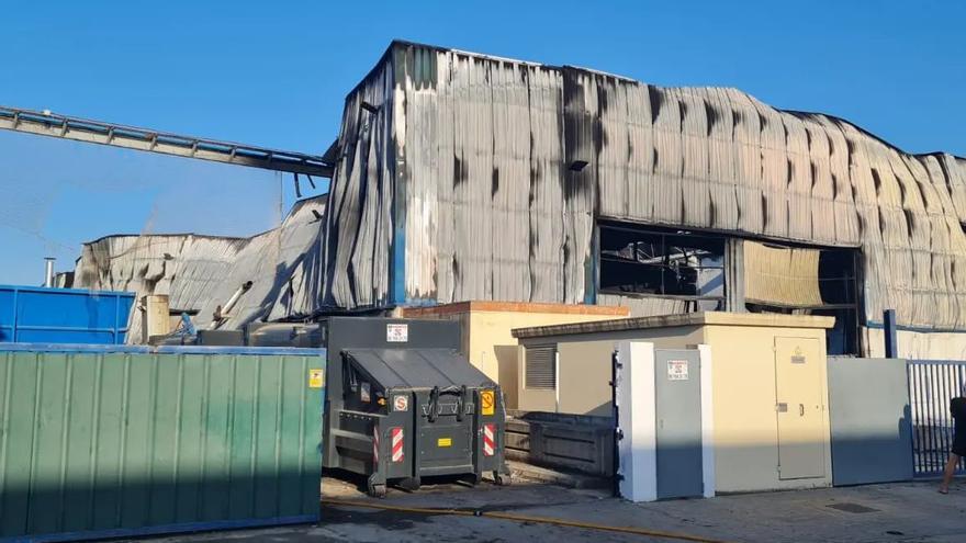 Los bomberos dan por extinguido el incendio industrial de Riba-roja