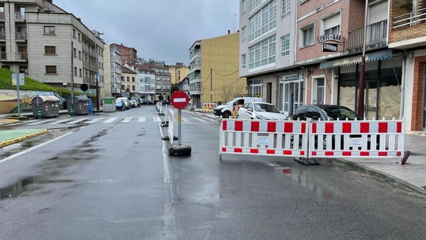 Corte de tráfico en la calle Areal de Lalín por las obras que se realizan para instalar servicios.