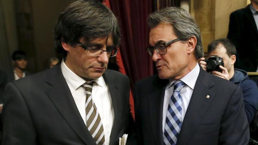 Artur Mas, junto a Carles Puigdemont durante la investidura.