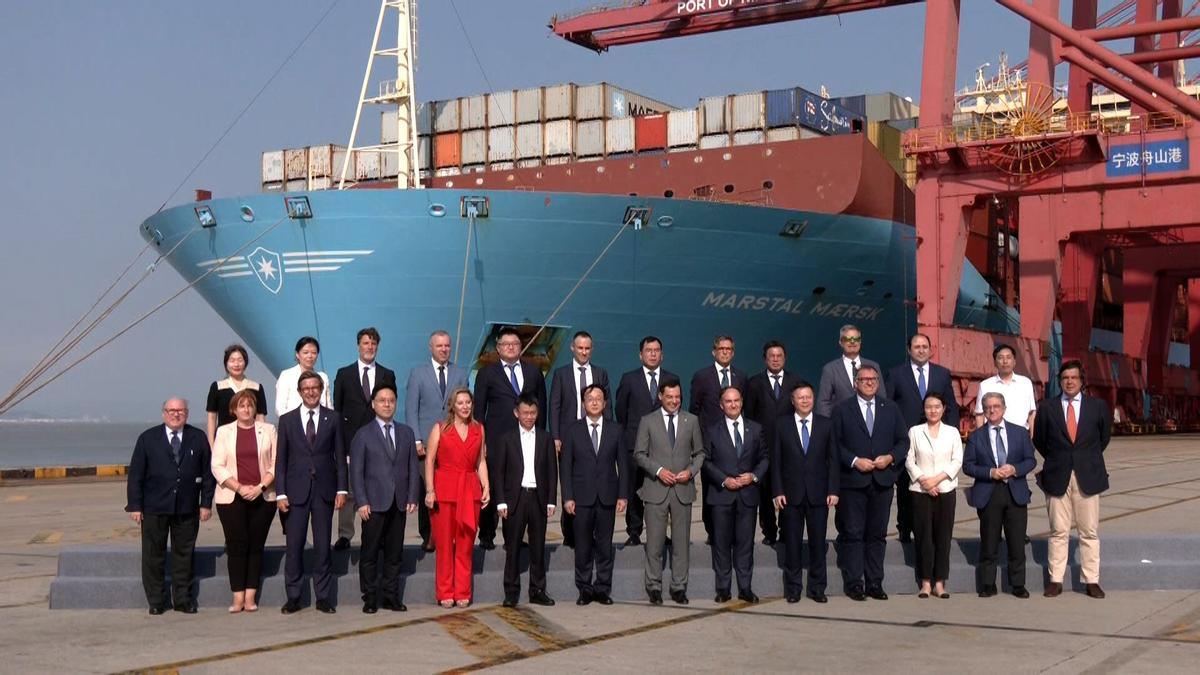 El presidente de la Junta de Andalucía, Juanma Moreno; el consejero de Política Industrial y Energía, Jorge Paradela; y el presidente de la Autoridad Portuaria de la Bahía de Algeciras (APBA), Gerardo Landaluce, en el puerto de Ningbo