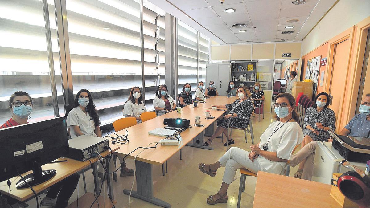 Reunión de los equipos de cuidados paliativos que tienen su sede en el centro de salud de Zarandona, en Murcia.