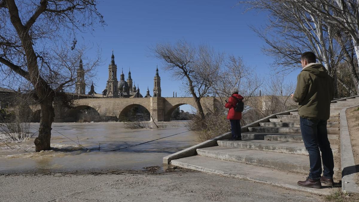 El Ebro a su paso por Zaragoza, ayer.