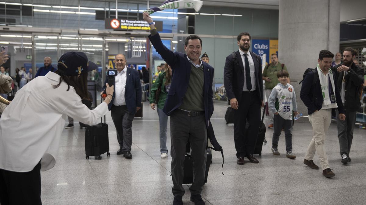 Juanma Moreno celebra el triunfo del Unicaja este lunes en el Aeropuerto de Málaga.