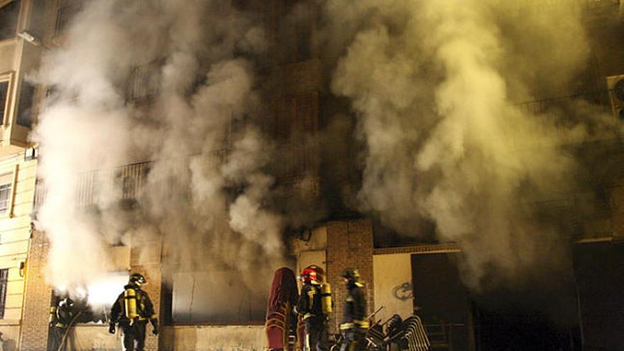 Desallotgen vuit edificis per un incendi en un restaurant