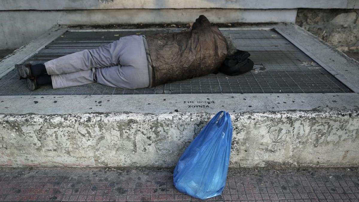 Una persona 'sintecho' duerme en la calle.