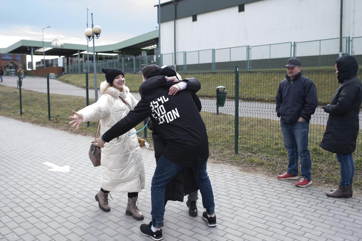 Recibimiento a personas llegadas desde Ucrania en Medyka, Polonia