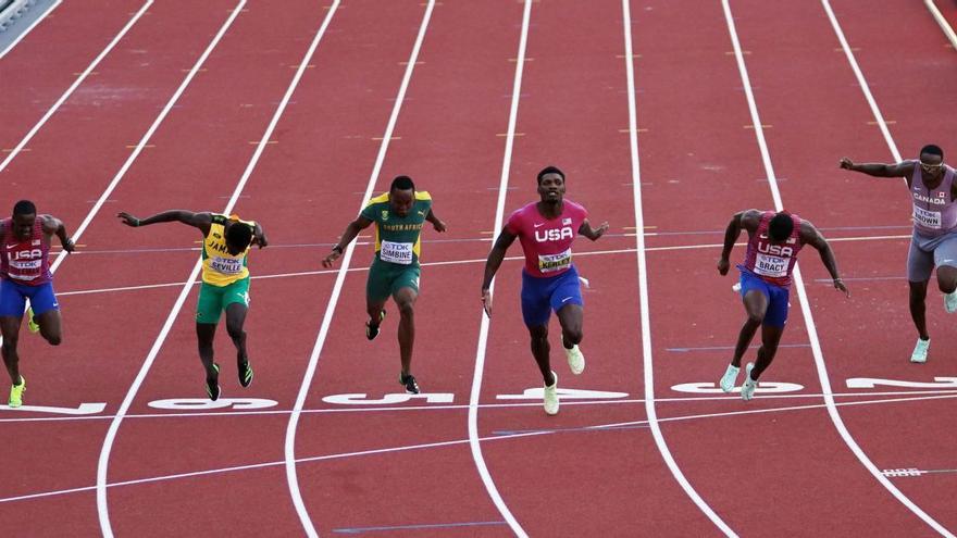 Momento de la llegada de los atletas en la final de los 100 metros. |// EFE