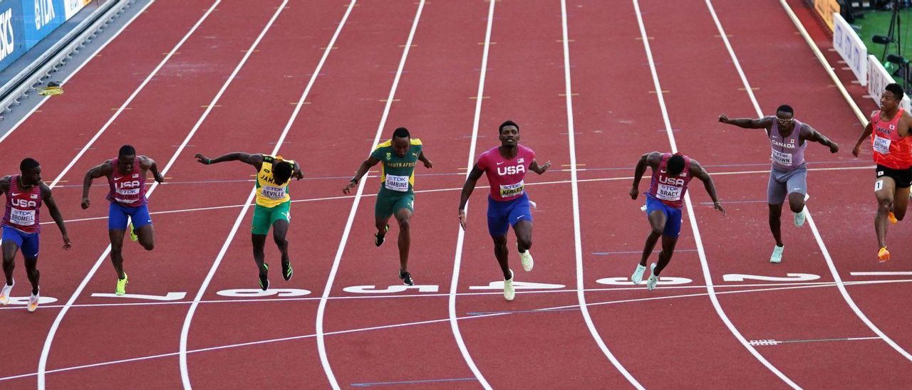 Momento de la llegada de los atletas en la final de los 100 metros. |// EFE