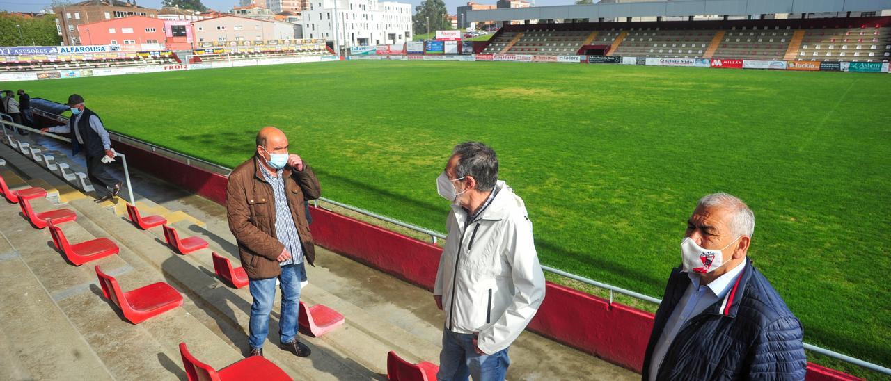 El mal estado del césped dio lugar a las críticas de un grupo de socios del Arosa