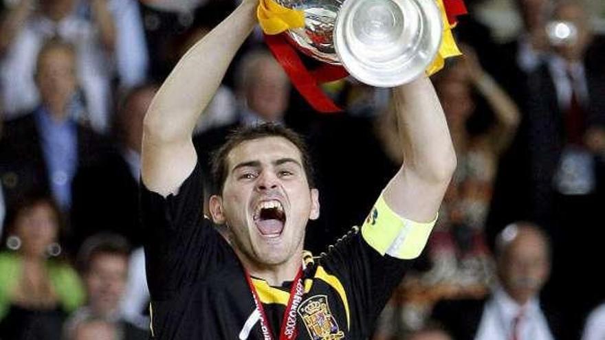 Casillas levanta el trofeo de la Eurocopa 2008. / kerim okten / efe