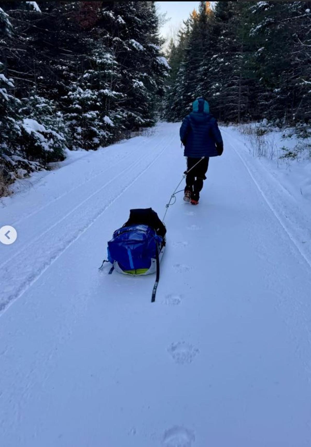 Iván Penalba tiene que correr arrastrando un trineo con todo lo necesario para sobrevivir