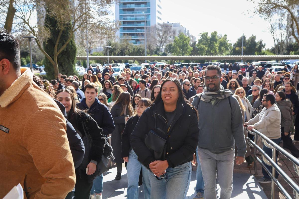 Los aspirantes al examen MIR comienzan a entrar en las aulas del campus de la UEx en Badajoz donde se examinan.
