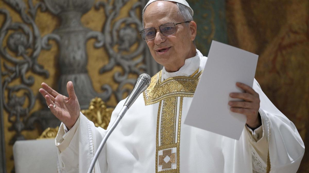 Ciudad del Vaticano (Estado de la Ciudad del Vaticano (Santa Sede)), 09/05/2025.- Una imagen proporcionada por los medios de comunicación del Vaticano muestra al Papa León XIV celebrando la Misa con los Cardenales electores en la Capilla Sixtina en la Ciudad del Vaticano, el 09 de mayo de 2025.