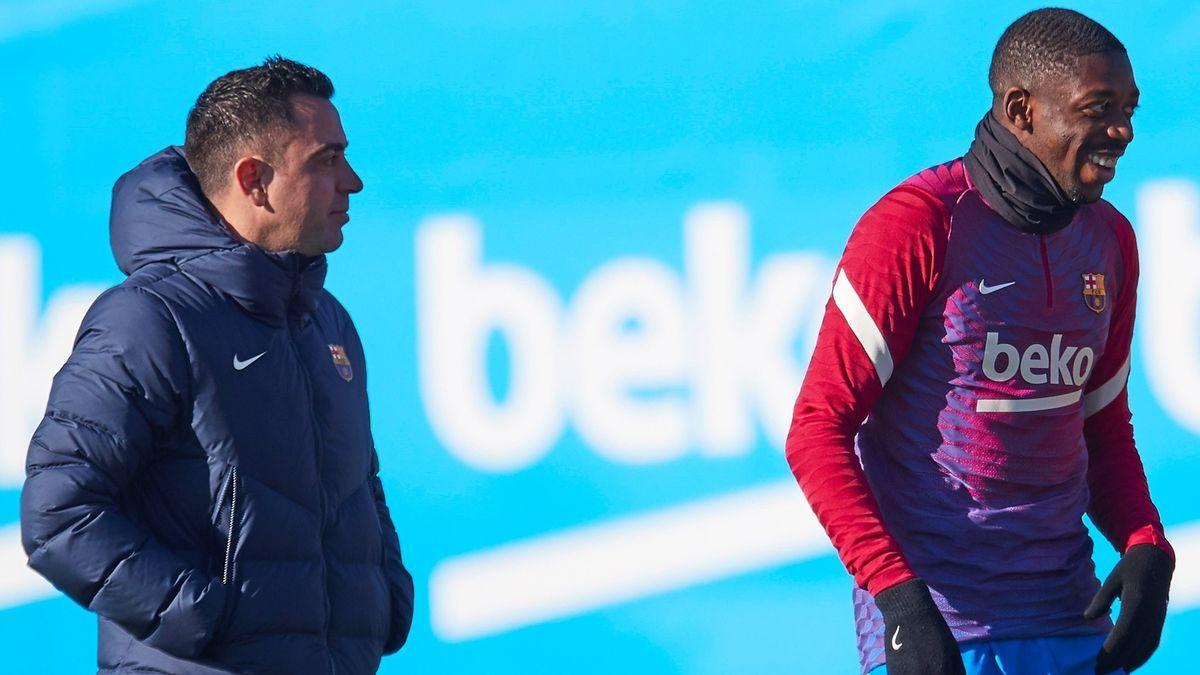 Xavi Hernández, junto al delantero francés Ousmane Dembélé.