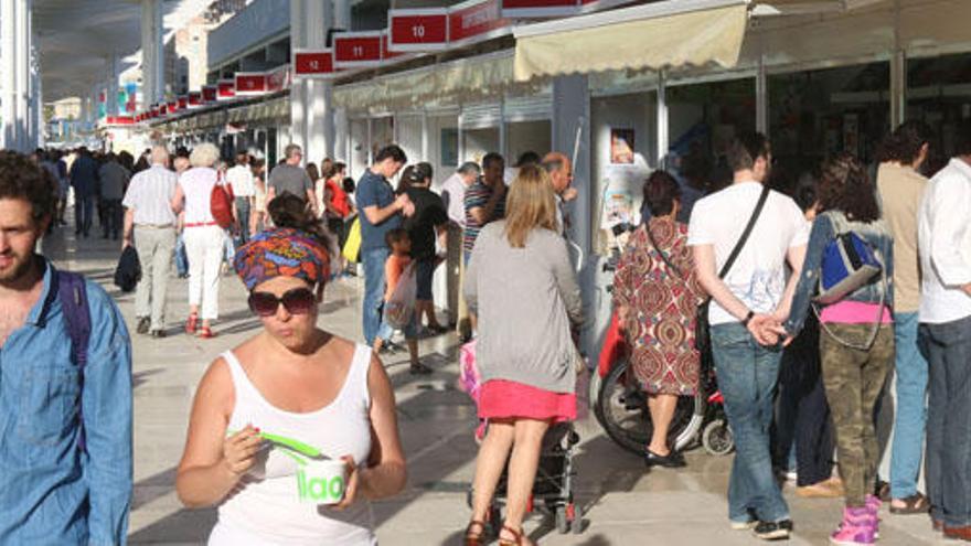 Panorámica de visitantes a la Feria del Libro el fin de semana.