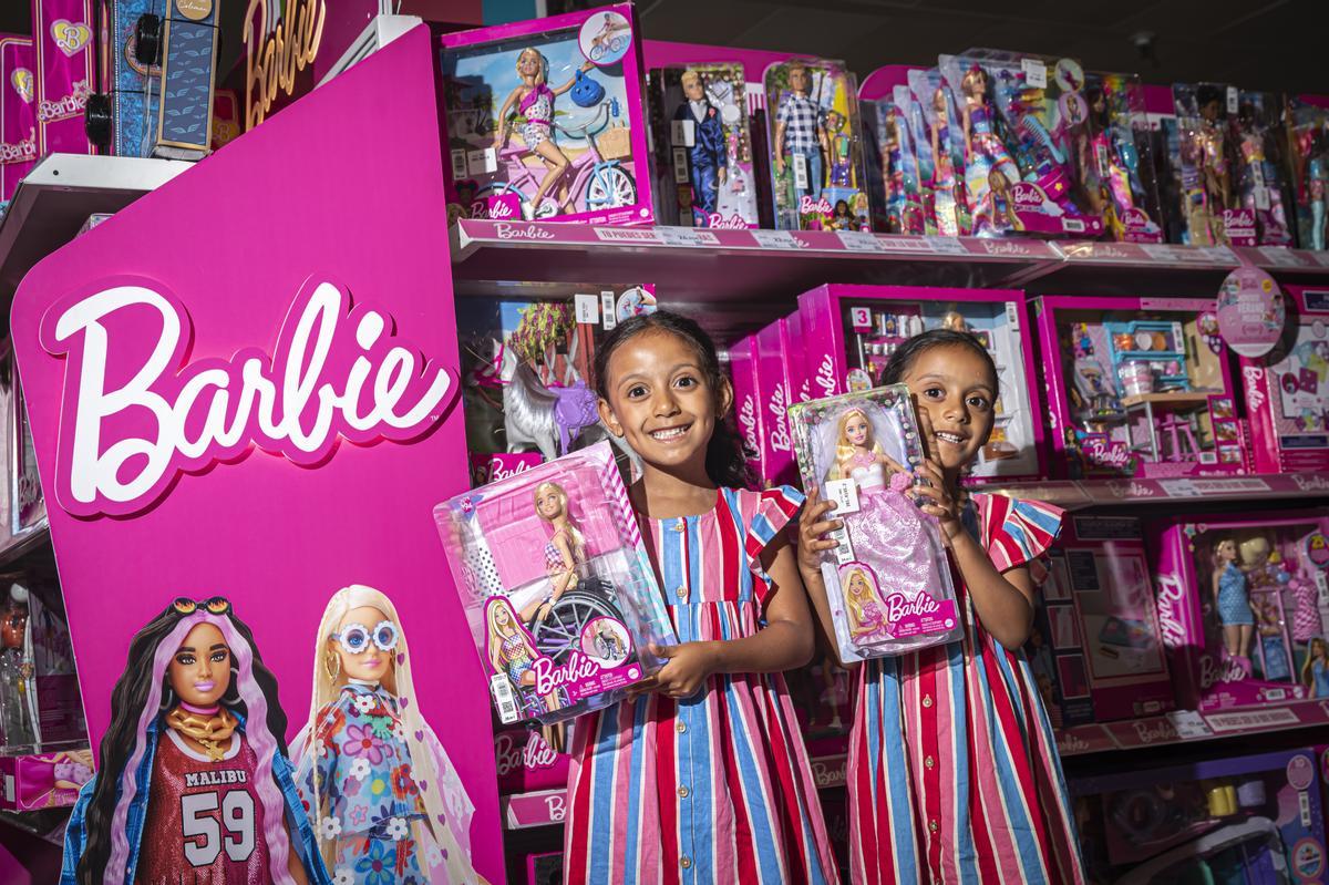 Las gemelas Cristina y Valentina muestran sus Barbies preferidas en El Corte Inglés de plaza Catalunya.