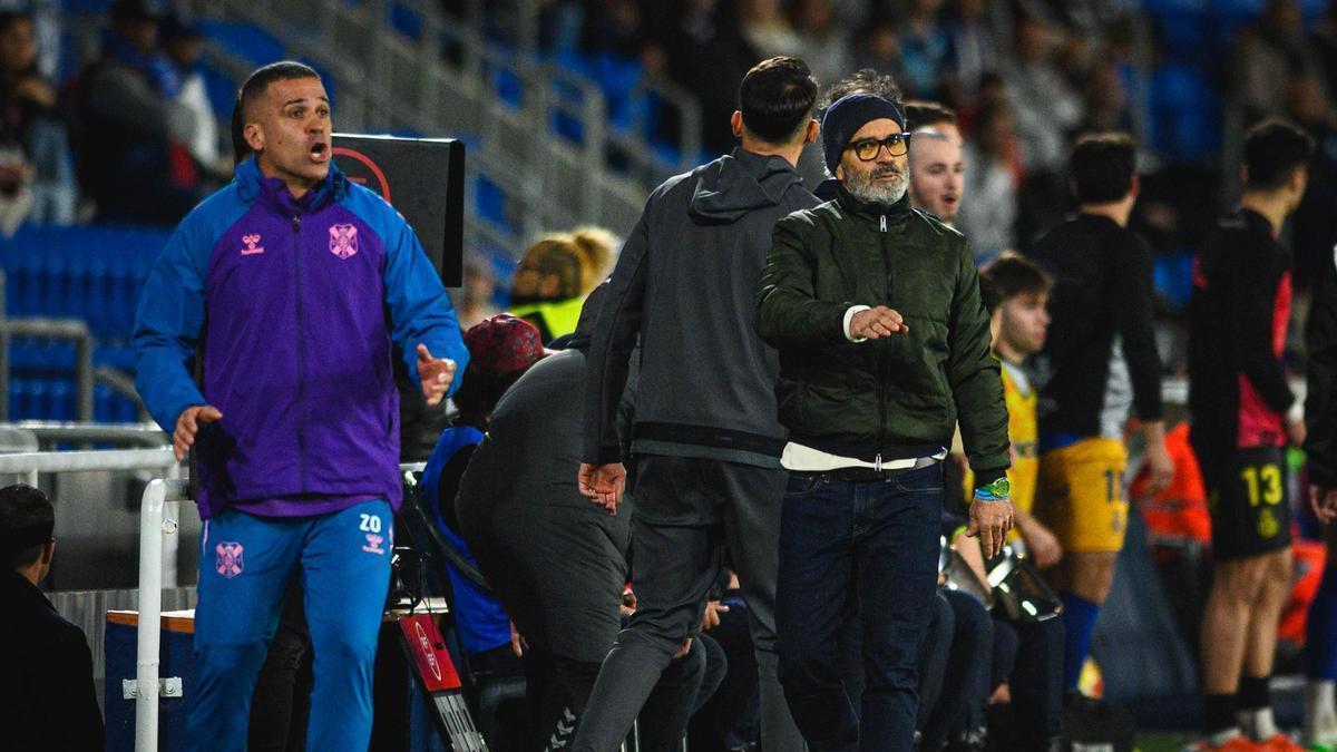 Álvaro Cervera, en el banquillo del Heliodoro.