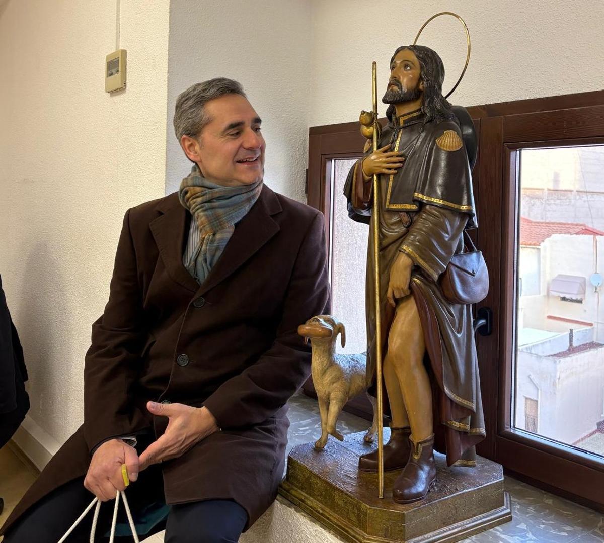 Ortolá, junto al santo, en su despacho del Ayuntamiento de Castelló.