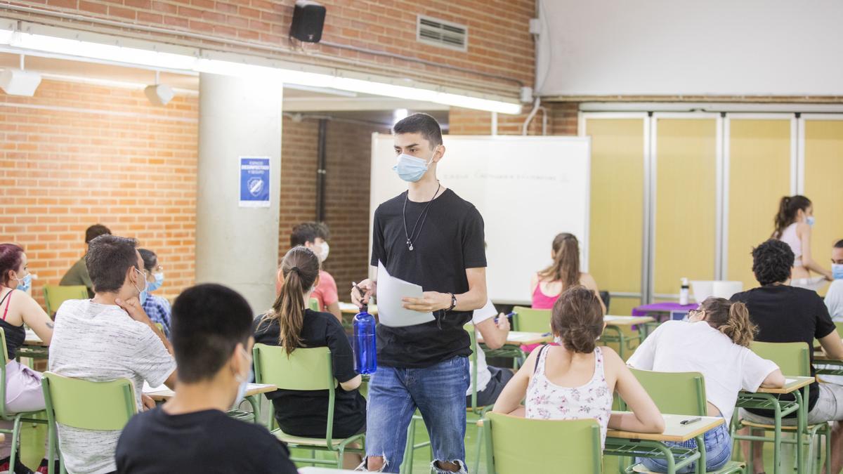 Jóvenes con mascarilla en el interior del IES El Portillo de la capital aragonesa durante el curso pasado.