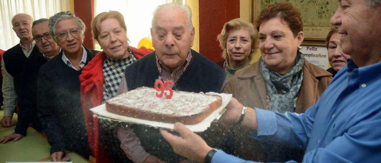 Eduardo Veiga Solla, soplando la vela por sus &quot;95&quot; años en el Centro Sociocomunitario. // Rafa Vázquez