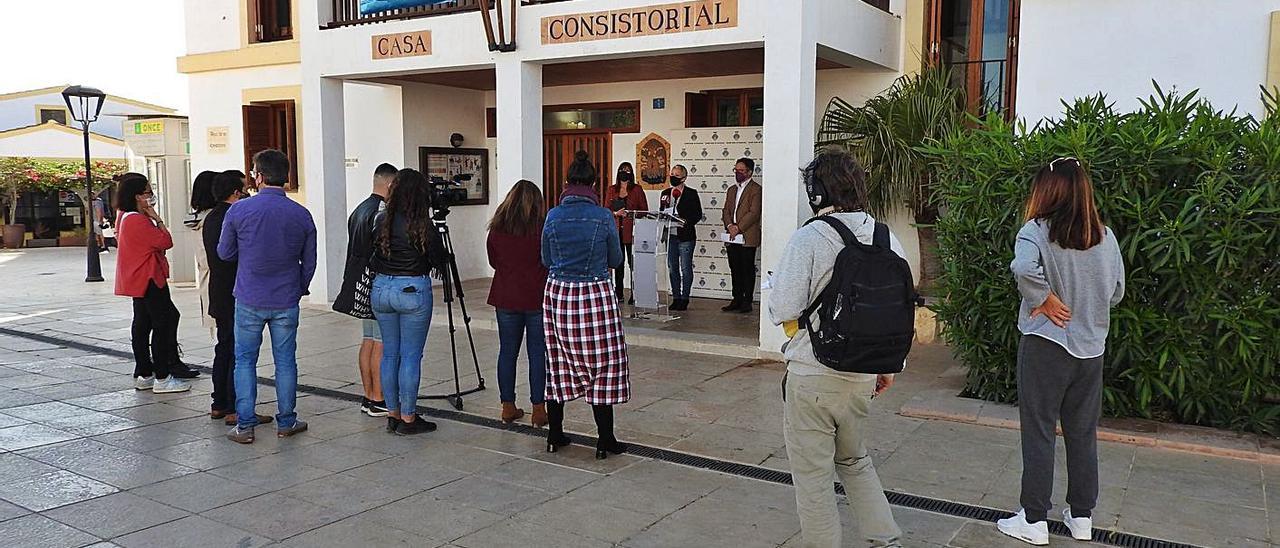 La rueda de prensa se celebró en el exterior de la sede del Consell de Formentera. | C.C.