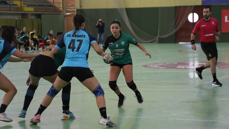 Malena Guerisoli controla el balón en un partido contra el Morvedre.