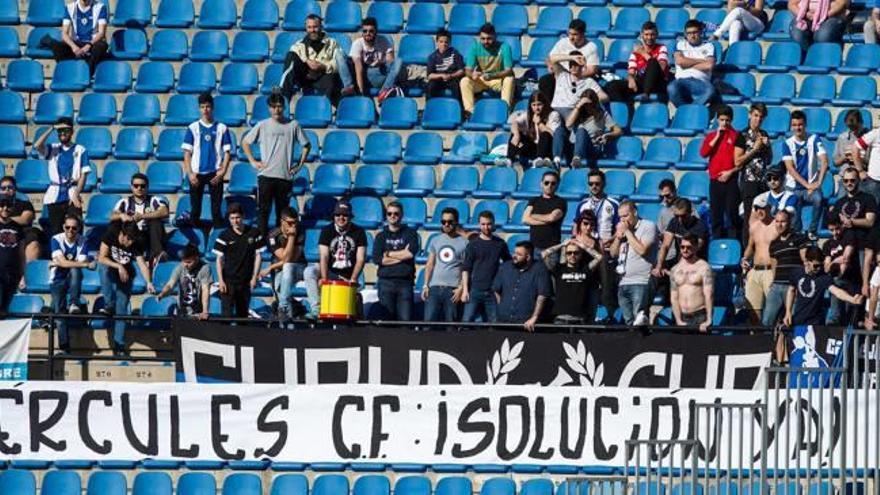 Pancarta mostrada por la peña Curva Sur el pasado mes de abril en el Rico Pérez.