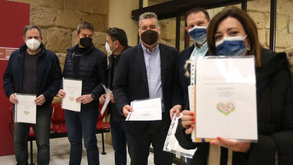 El delegado de Educación del Ayuntamiento, Manuel Torrejimeno, con los directores de cinco colegios del distrito Sur.