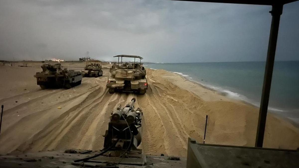 Tanques israelíes avanzan por la costa norte de la Franja de Gaza.