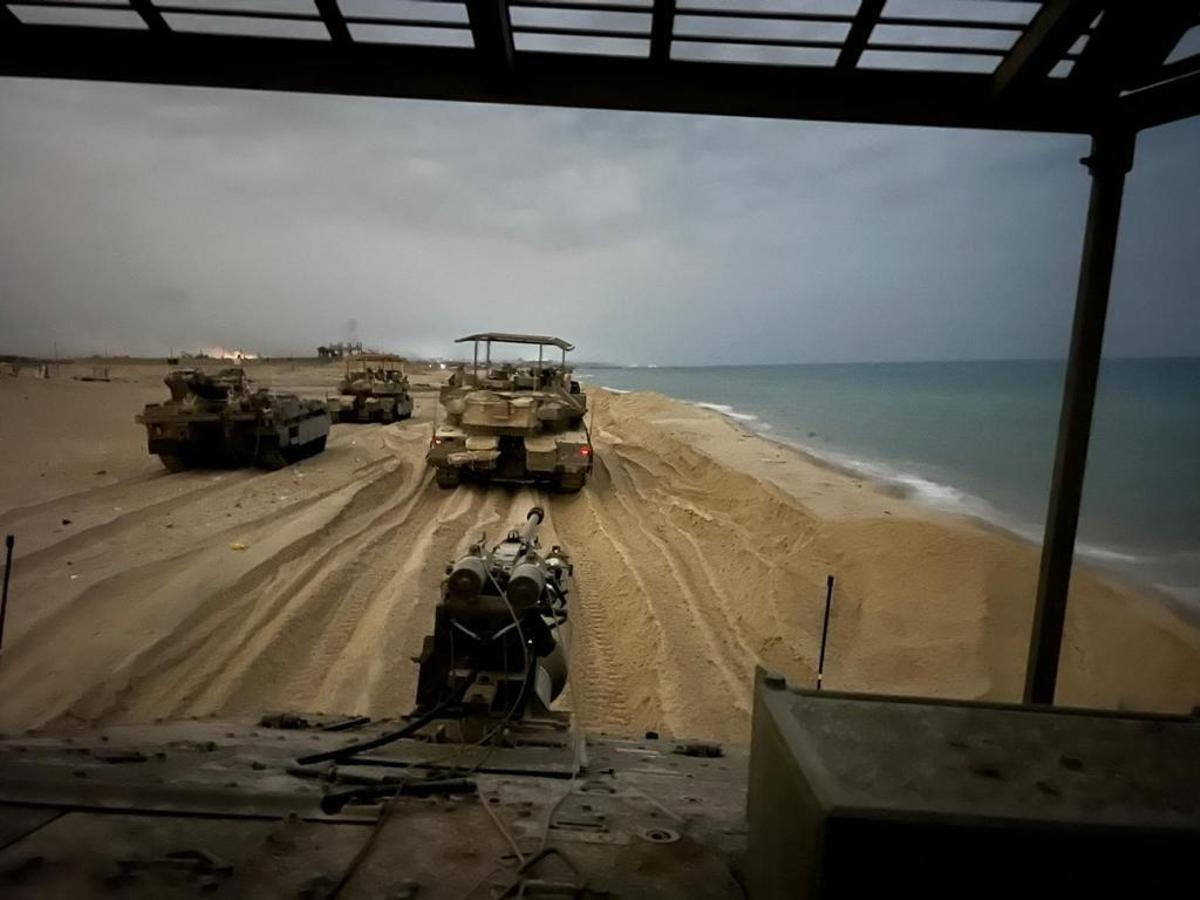 Tanques israelíes avanzan por la costa norte de la Franja de Gaza.