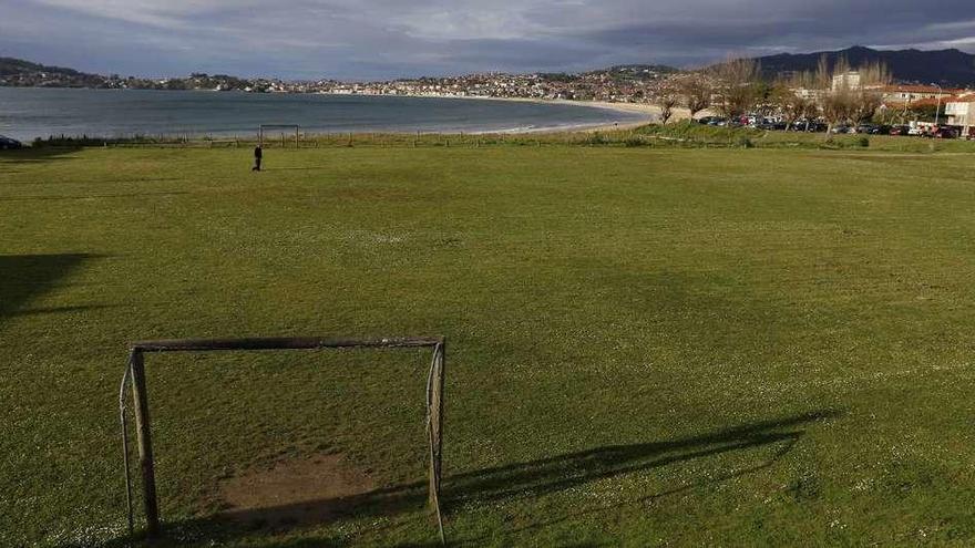 El campo de fútbol de Praia América albergará en agosto el festival Vive Nigrán. // Ricardo Grobas