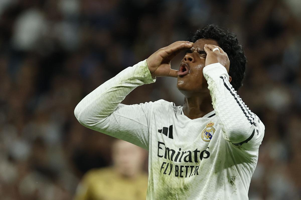 MADRID, 01/04/2025.- El delantero del Real Madrid Endrick reacciona tras una ocasión ante la Real Sociedad, durante el partido de vuelta de las semifinales de la Copa del Rey que Real Madrid y Real Sociedad disputan hoy martes en el estadio Santiago Bernabéu. EFE/Chema Moya. real madrid . real sociedad. copa del rey 2024/2025 real madrid . real sociedad. semifinal vuelta. accion. santiago bernabeu