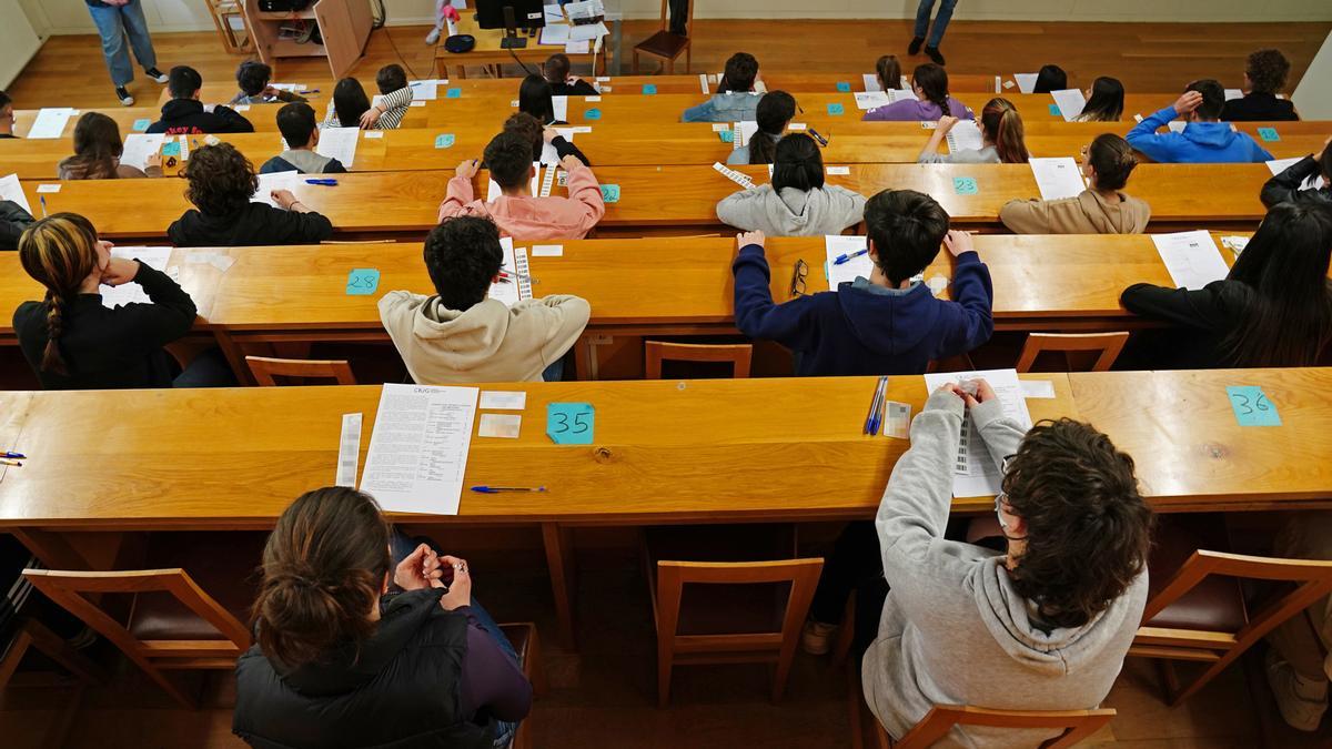 Estudiantes esperan antes de comenzar las pruebas de acceso a la universidad.