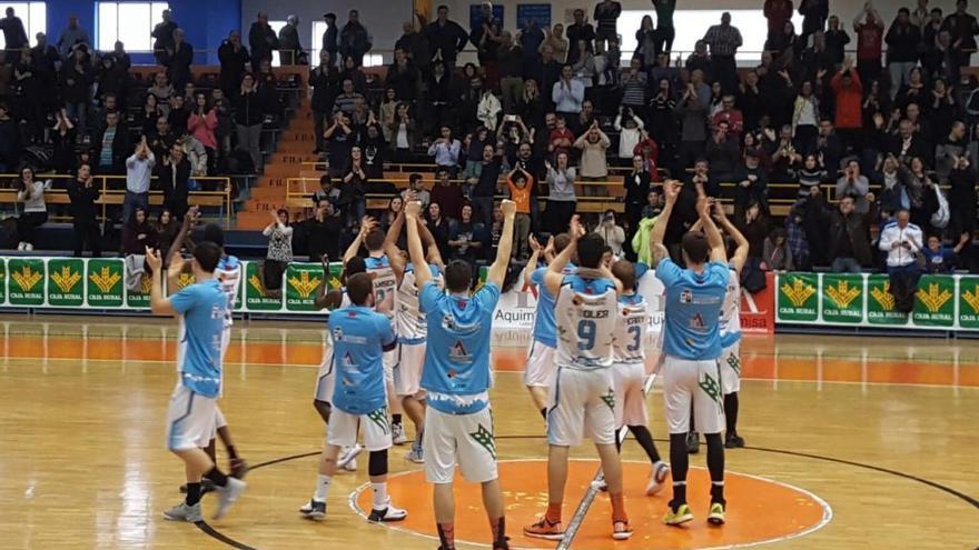 El equipo aplaude a la afición al término del encuentro.