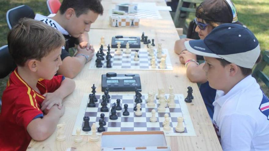 Los niños de Candás lucen su destreza al ajedrez en La Matiella