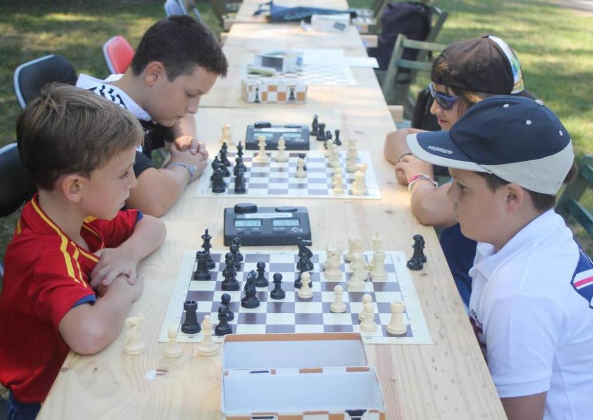 Los niños de Candás lucen su destreza al ajedrez en La Matiella