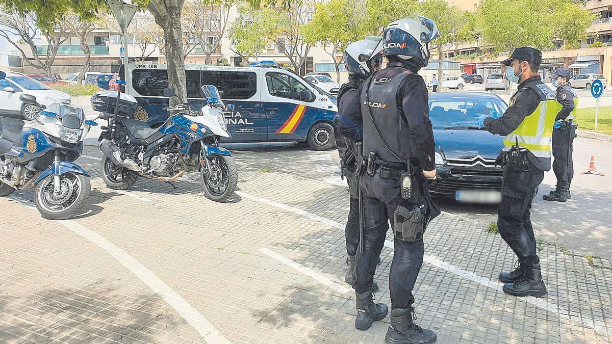 Agentes de la Policía Nacional, durante un control en Palma.