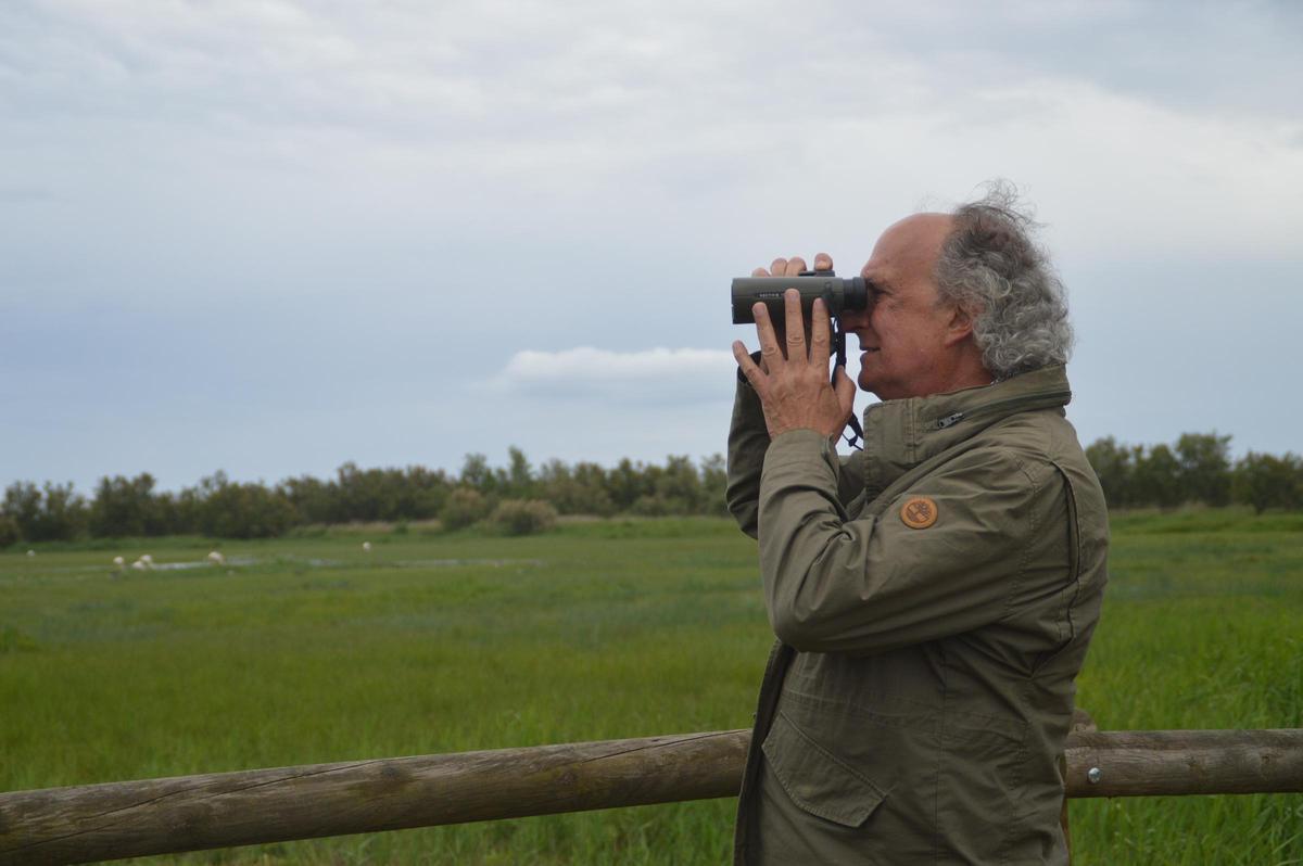 Jordi Sargatal durant una sortida en el parc dels Aiguamolls.