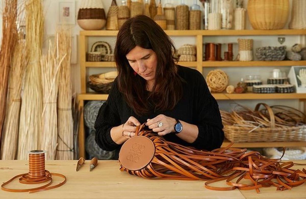 En los últimos años, la casa ha reforzado su conexión con la artesanía contemporánea a través del Loewe Foundation Craft Prize y ha firmado hitos comerciales como el bolso 'Puzzle'
