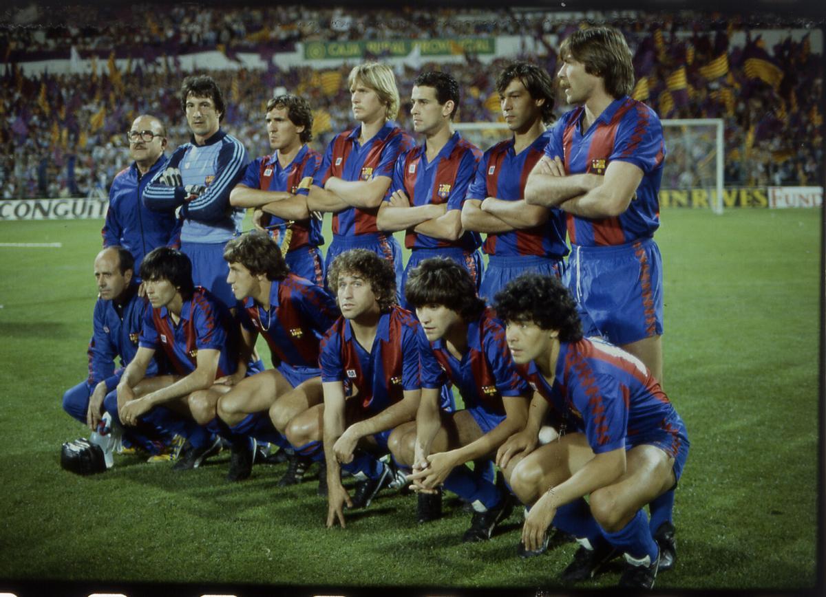 El once del Barça en la final de Copa de 1983, con Maradona agachado a la derecha de la imagen