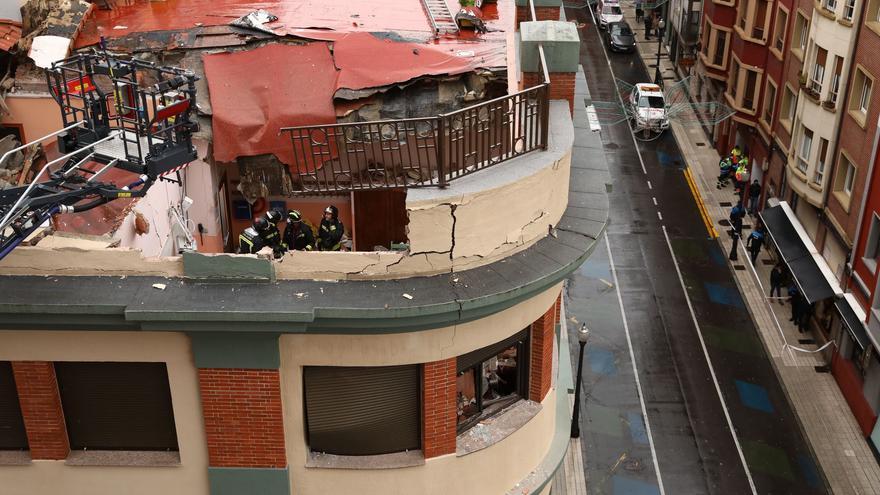Los bomberos rescatan a un herido del colegio de Gijón tras derrumbarse el tejado