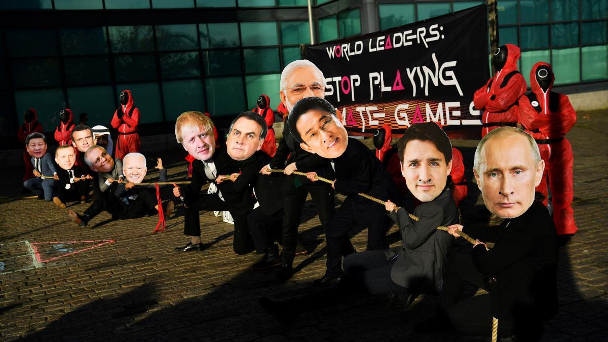 Activistas climáticos vestidos como líderes mundiales participan en una protesta durante la cumbre del clima de Glasgow, el 2 de noviembre de 2021.