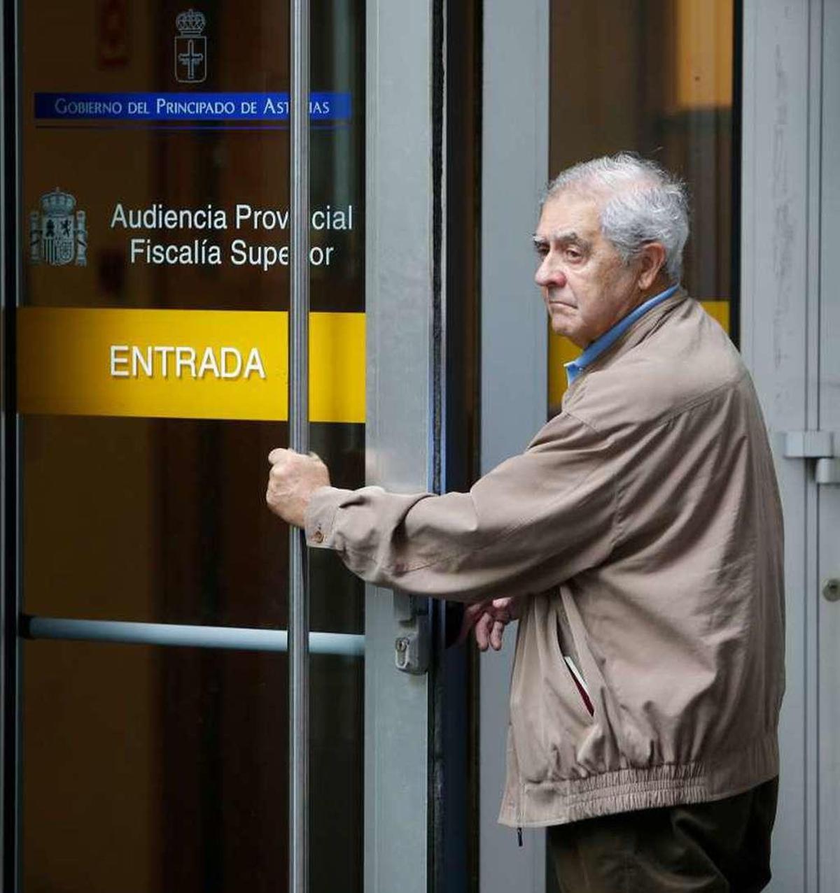Riopedre entra en la Audiencia para entregar el pasaporte.