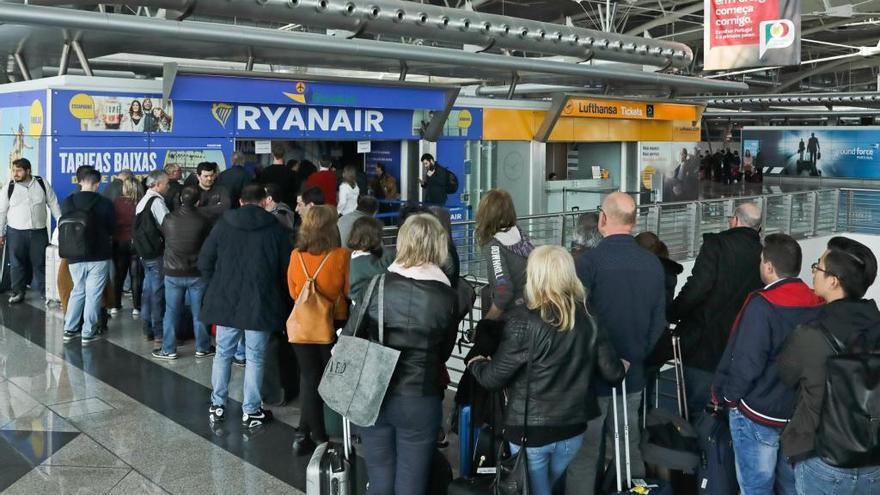 Pasajeros afectados por las cancelaciones de Ryanair en Portural // Jose Coelho (Efe)