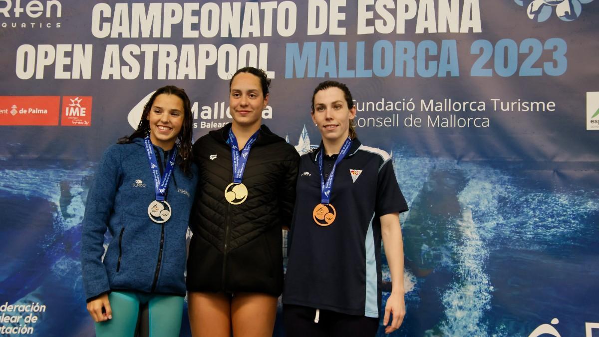 Alba Vázquez, Emma Carrasco y Jimena Pérez, en el podio