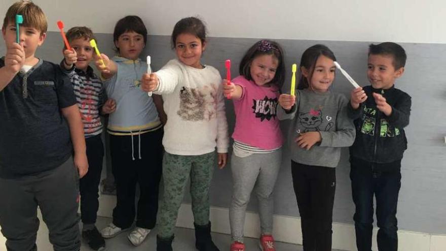 Escolares del Sada y Contornos muestran sus cepillos de dientes durante la clase de técnicas saludables.